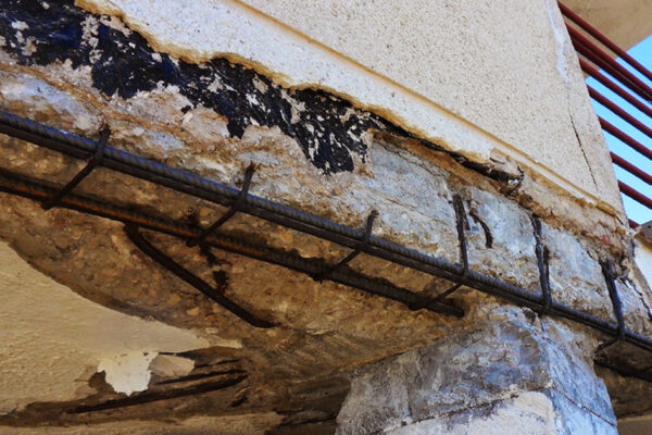 Corrosión en cimentaciones: sulfatos, cloruros y suelos agresivos que atacan el concreto desde abajo