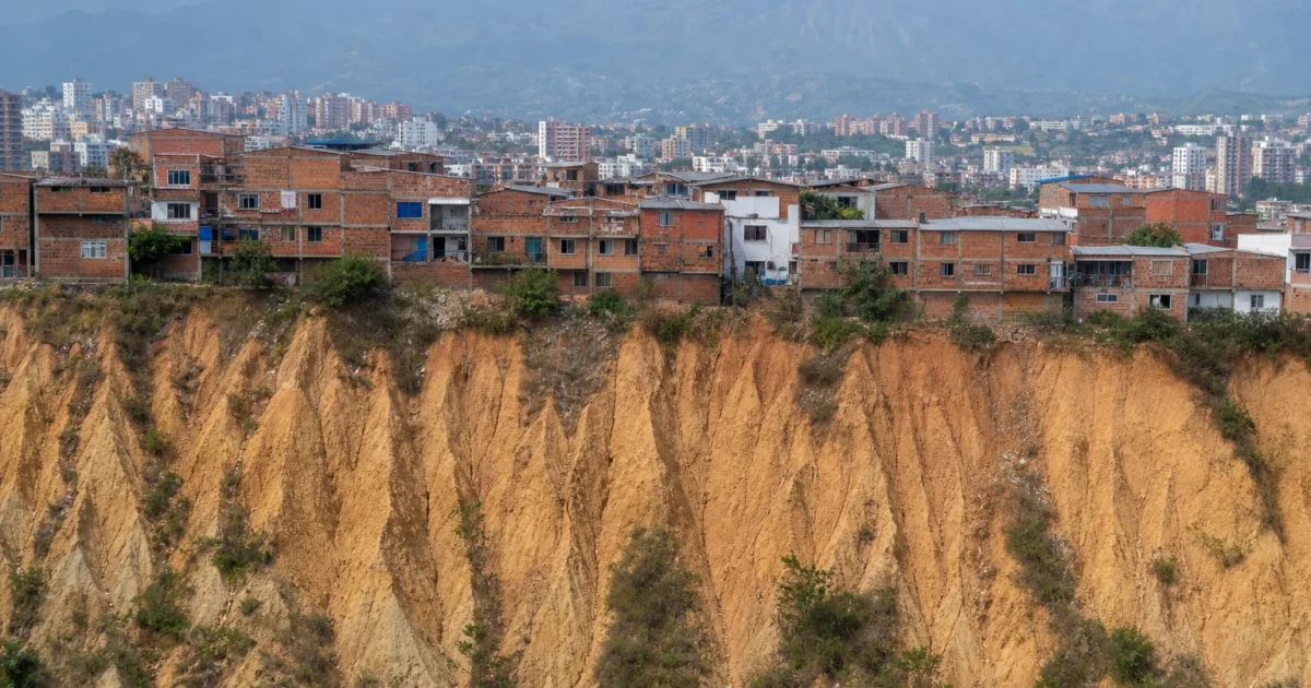 Edificaciones al borde del escarpe erosionado de la meseta de Bucaramanga