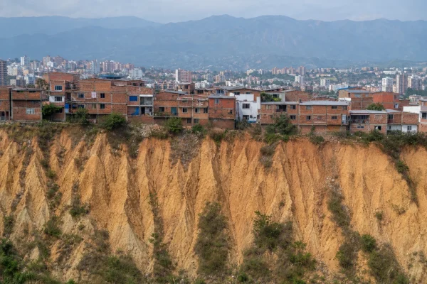 Edificaciones al borde del escarpe erosionado de la meseta de Bucaramanga