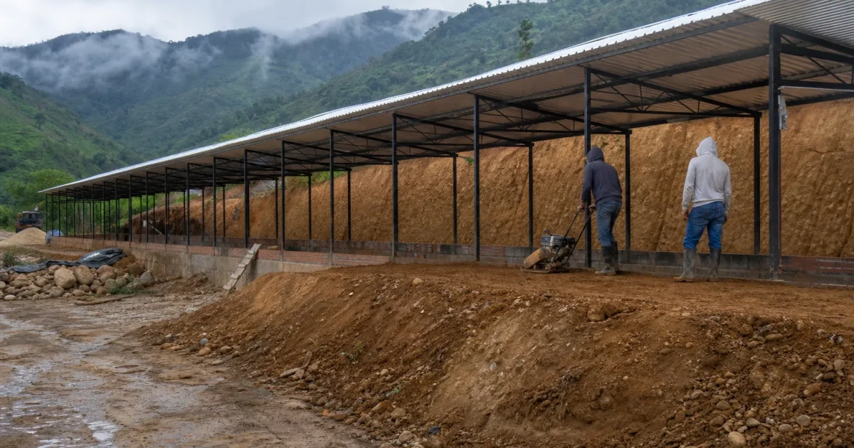 Galpón en construcción sobre una explanación en ladera con corte y lleno de tierra